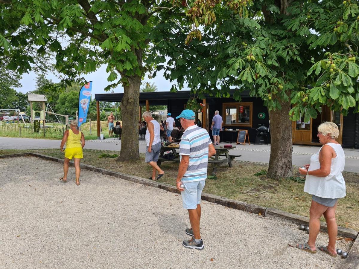 Bungalow 6 op Recreatiepark De Wielen Sint Maarten Buitenkant foto